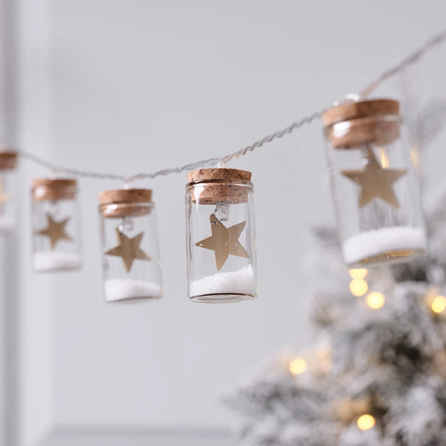 Guirlande Lumineuse à 10 LED Mini Flacons En Verre Avec Étoiles Dorées 5 Guirlande Lumineuse à 10 LED Mini Flacons En Verre Avec Étoiles Dorées – Image 5