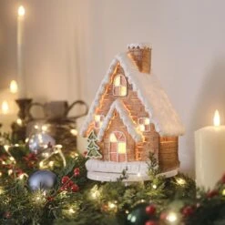 Maison Lumineuse En Pain D’Épices -Éclairage Domestique LL25018 maison lumineuse en pain depice allumee sur une cheminee