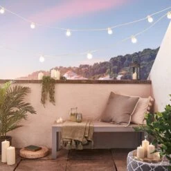 Guirlande Guinguette Pro Connect IP67 De 50m 100 LED Blanc Chaud Câble Blanc Raccordable Ampoules Transparentes 8 Guirlande Guinguette Pro Connect IP67 De 50m 100 LED Blanc Chaud Câble Blanc Raccordable Ampoules Transparentes -Éclairage Domestique PR10 2YWWC Guirlande guinguette pro connect blanc chaud cable blanc sur balcon avec fontaine et bougies coucher de soleil 2 6