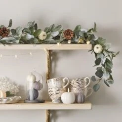 Cloche En Verre Avec Base En Bois Gris De 20,5 Cm 7 Cloche En Verre Avec Base En Bois Gris De 20,5 Cm -Éclairage Domestique Petite Cloche en verre avec base en bois gris sur etagere avec mini citrouille tasses guirlande automne