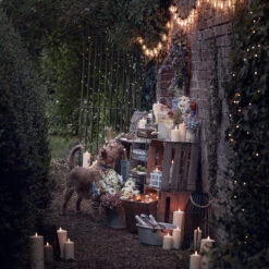 Guirlande Guinguette Vintage Solaire à 20 Ampoules Blanc Chaud 20 Guirlande Guinguette Vintage Solaire à 20 Ampoules Blanc Chaud -Éclairage Domestique SL23007 guirlande guinguette vintage solaire suspendue a un mur durant la nuit