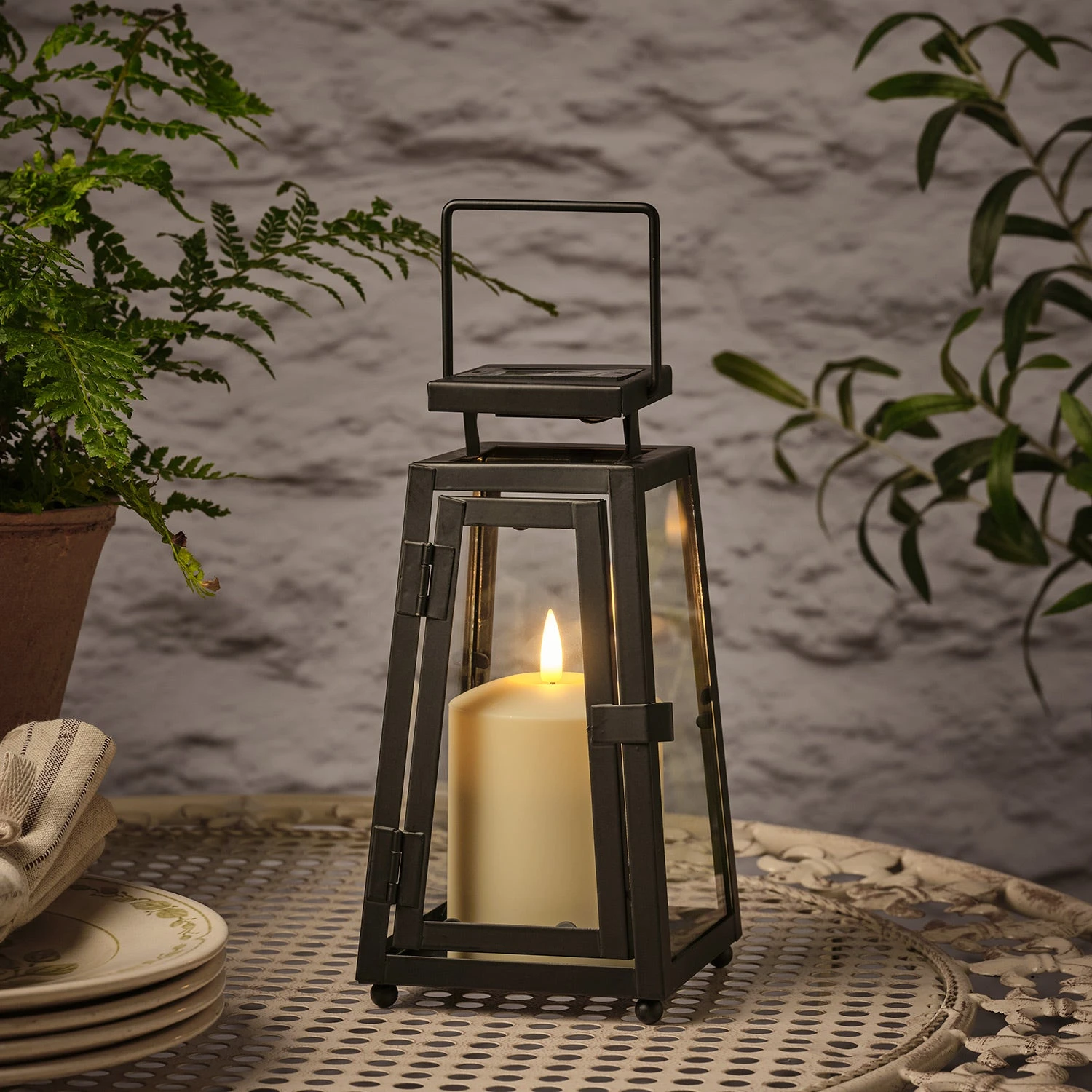 Petite Lanterne Solaire Porto Avec Bougie TruGlow® Et Télécommande 4 Petite Lanterne Solaire Porto Avec Bougie TruGlow® Et Télécommande – Image 4