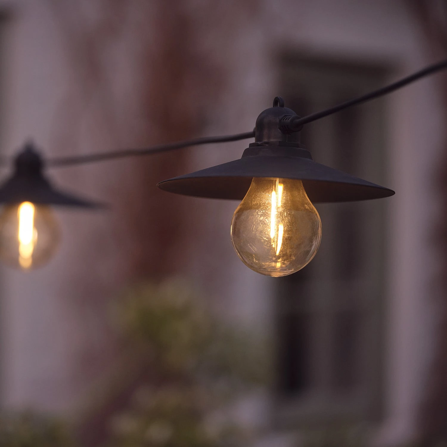 Guirlande Guinguette Solaire à 6 Ampoules Avec Abat-Jour Au Style Industriel 3 Guirlande Guinguette Solaire à 6 Ampoules Avec Abat-Jour Au Style Industriel – Image 3