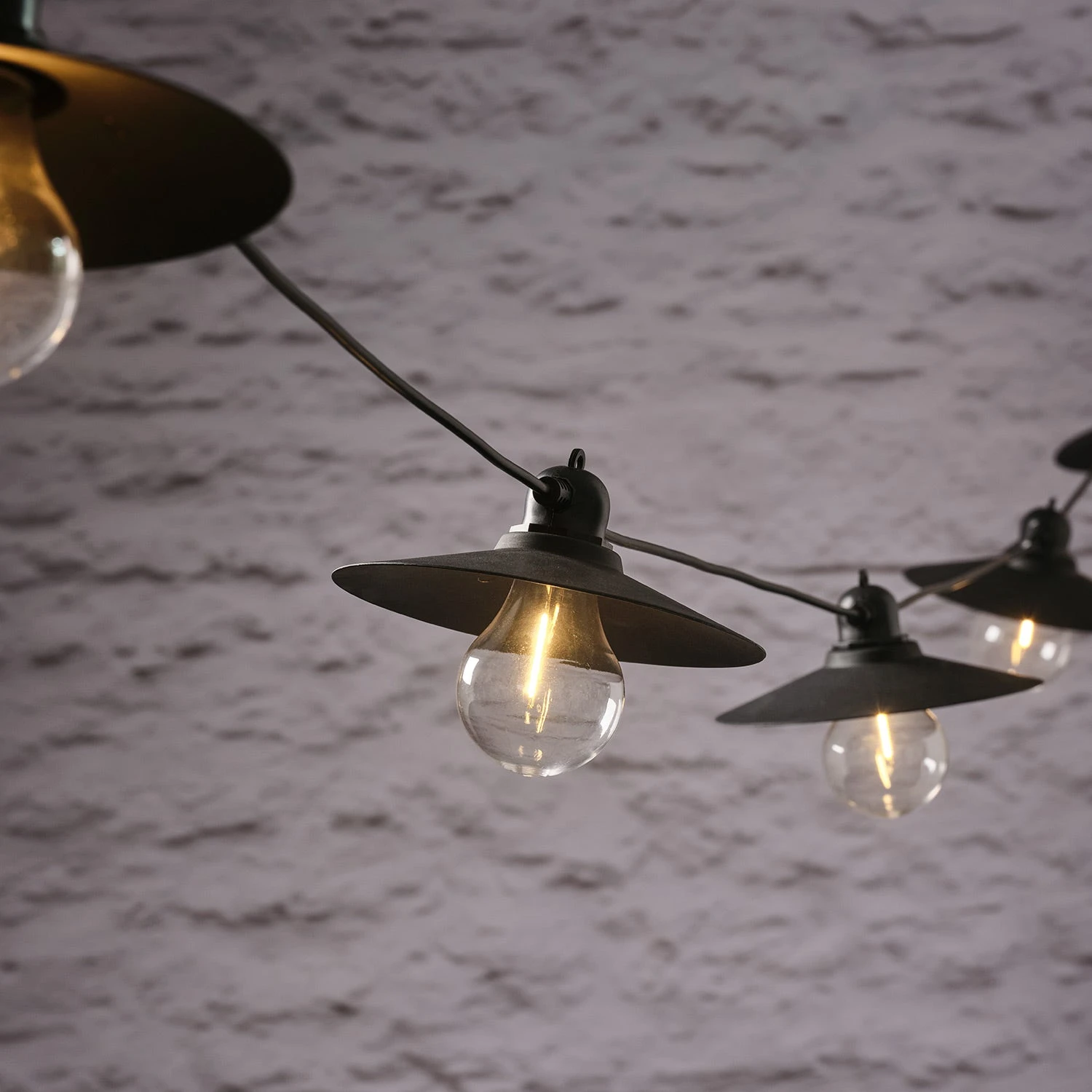 Guirlande Guinguette Solaire à 6 Ampoules Avec Abat-Jour Au Style Industriel 2 Guirlande Guinguette Solaire à 6 Ampoules Avec Abat-Jour Au Style Industriel – Image 2