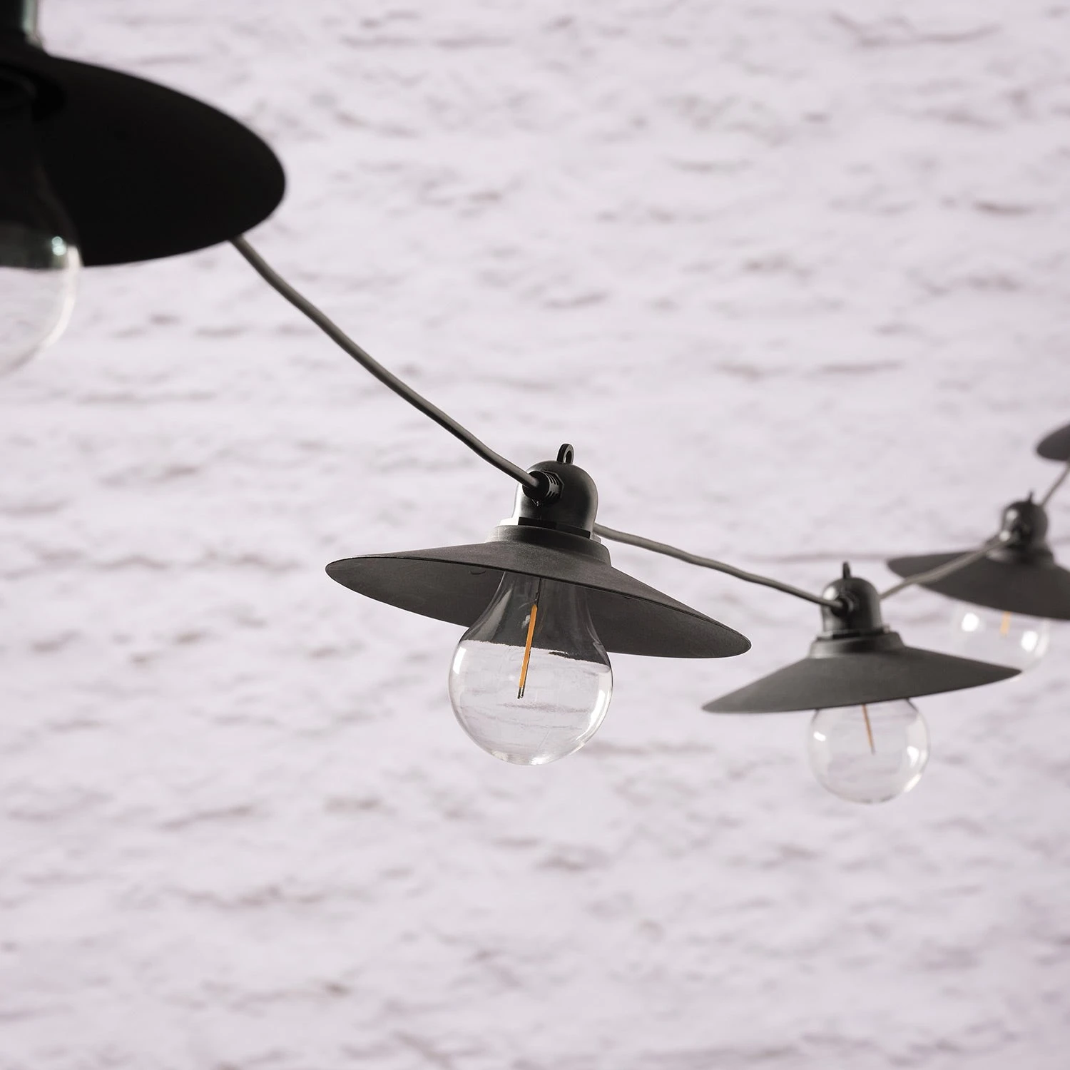 Guirlande Guinguette Solaire à 6 Ampoules Avec Abat-Jour Au Style Industriel 5 Guirlande Guinguette Solaire à 6 Ampoules Avec Abat-Jour Au Style Industriel – Image 5