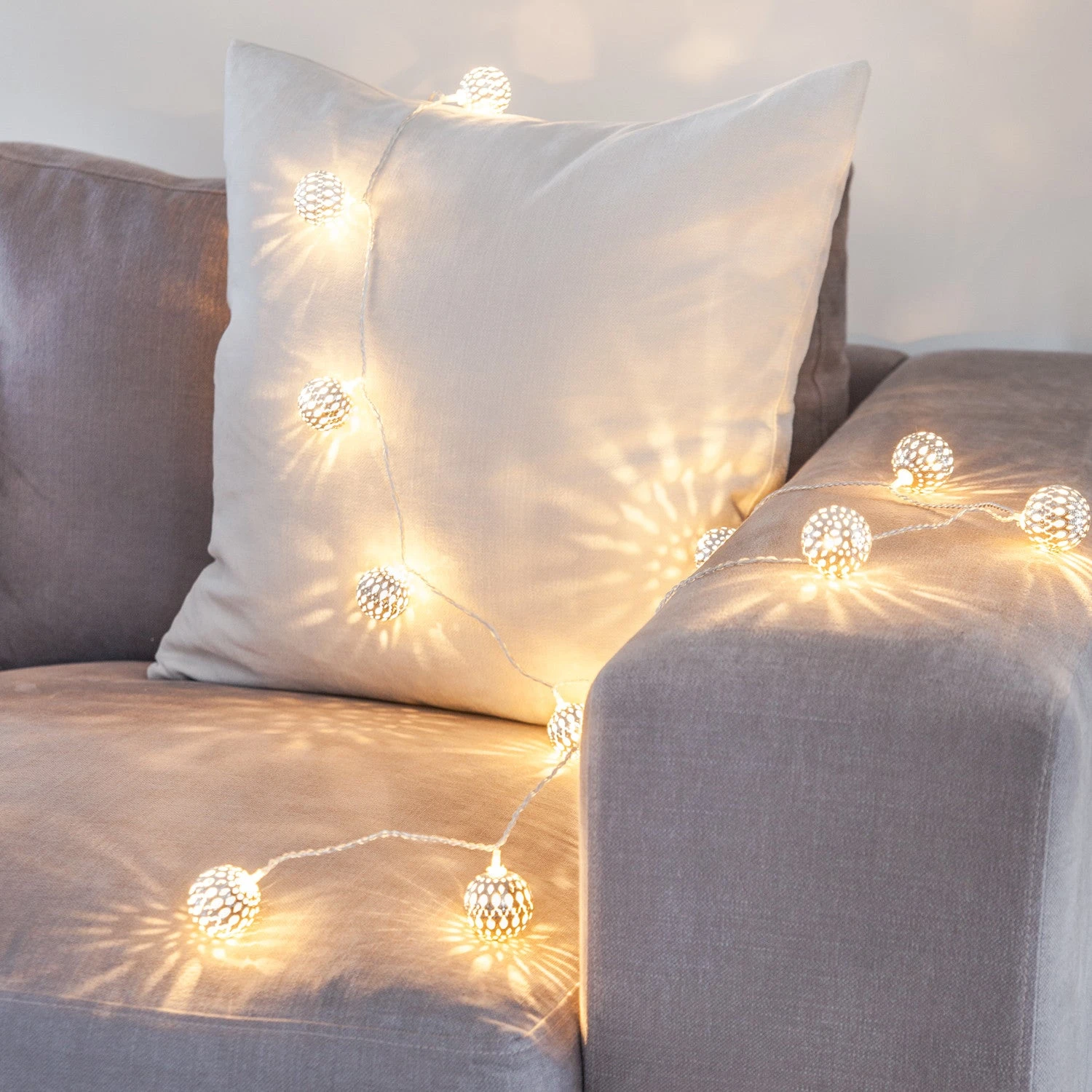 Guirlande Lumineuse Avec 16 Boules Marocaines Argentées 2 Guirlande Lumineuse Avec 16 Boules Marocaines Argentées – Image 2