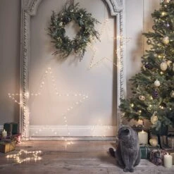 Couronne De Noël Pré-illuminée En Eucalyptus, Pin Et Baies Dorées -Éclairage Domestique WR22022 couronne de noel eucalyptus pin et baies dorees en deco de noel cd0cb0af bb22 4a89 a4d6 2bb258a522bc