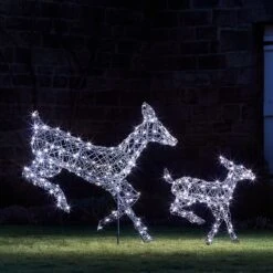 Duo De Rennes De Noël Harlow En Rotin Biche Et Faon 300 LED Bicolore -Éclairage Domestique XX2102XX2103Duo biche et faon de noel Harlow en rotin 300 led blanc vue jardin