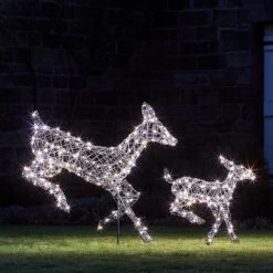 Duo De Rennes Solaires à LED Bicolore Harlow : Biche Et Faon En Rotin -Éclairage Domestique XX2102XX2103Duo biche et faon de noel Harlow en rotin 300 led multicouleurs vue jardin 1