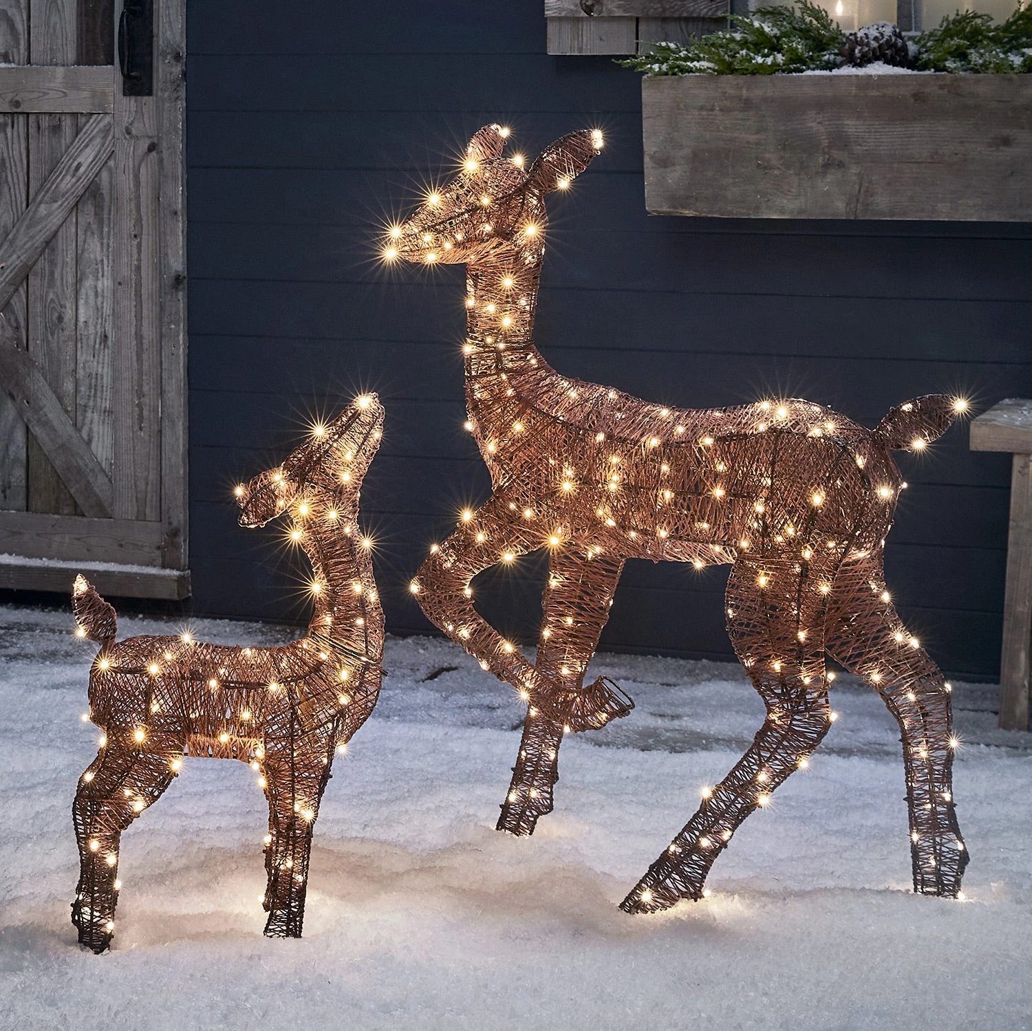 Duo De Rennes De Noël Lumineux Harewood Biche Et Faon En Fils De Coton Marrons 2 Duo De Rennes De Noël Lumineux Harewood Biche Et Faon En Fils De Coton Marrons – Image 2