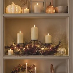 Composition Automnale Avec Trio De Porte-Bougies -Éclairage Domestique composition automnale avec trio de porte bougies sur une etagere
