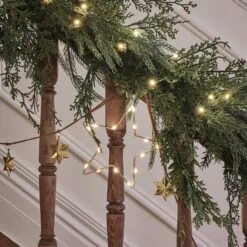 Guirlande De Noël De 1,8 M Au Feuillage Luxuriant 6 Guirlande De Noël De 1,8 M Au Feuillage Luxuriant -Éclairage Domestique guirlande de cypres en deco de balustrade
