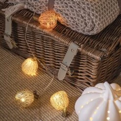 Guirlande Lumineuse à 8 Citrouilles En Verre 8 Guirlande Lumineuse à 8 Citrouilles En Verre -Éclairage Domestique guirlande lumineuse a 8 citrouilles en verre sur un panier