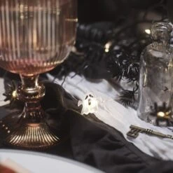 Guirlande Micro LED à Fantômes Et Araignées -Éclairage Domestique guirlande micro led a fantomes et araignees sur une table