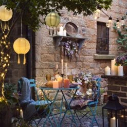 Lot De 3 Lampions Solaires Lucena Aux Teintes Printanières -Éclairage Domestique lampions solaires lucena aux teintes printanieres suspendues a un arbre dans le jardin