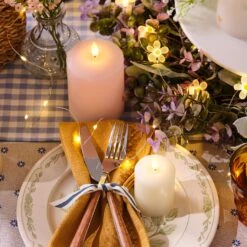 Lot De 4 Bougies Votives Rechargeables TruGlow® Avec Télécommande 11 Lot De 4 Bougies Votives Rechargeables TruGlow® Avec Télécommande -Éclairage Domestique set de table avec une des bougies votives