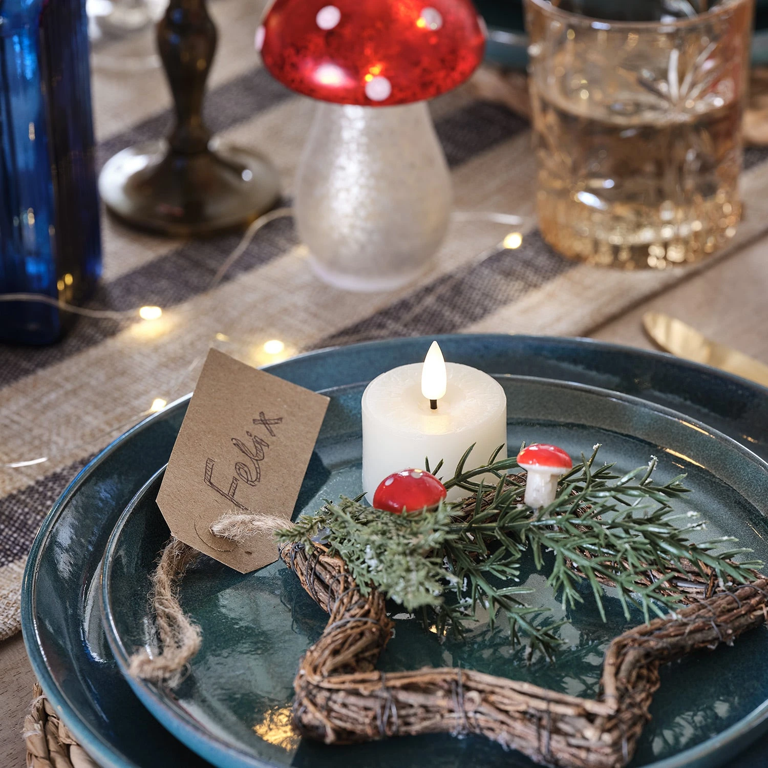 Duo D'Étoiles En Brindilles Avec Branches De Sapin Et Champignons Rouges 2 Duo D'Étoiles En Brindilles Avec Branches De Sapin Et Champignons Rouges – Image 2