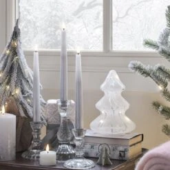 Lot De 4 Chandelles Ombrées Argentées TruGlow® Avec Télécommande 7 Lot De 4 Chandelles Ombrées Argentées TruGlow® Avec Télécommande -Éclairage Domestique trio de chandelle ombree argentee sur une table de chevet