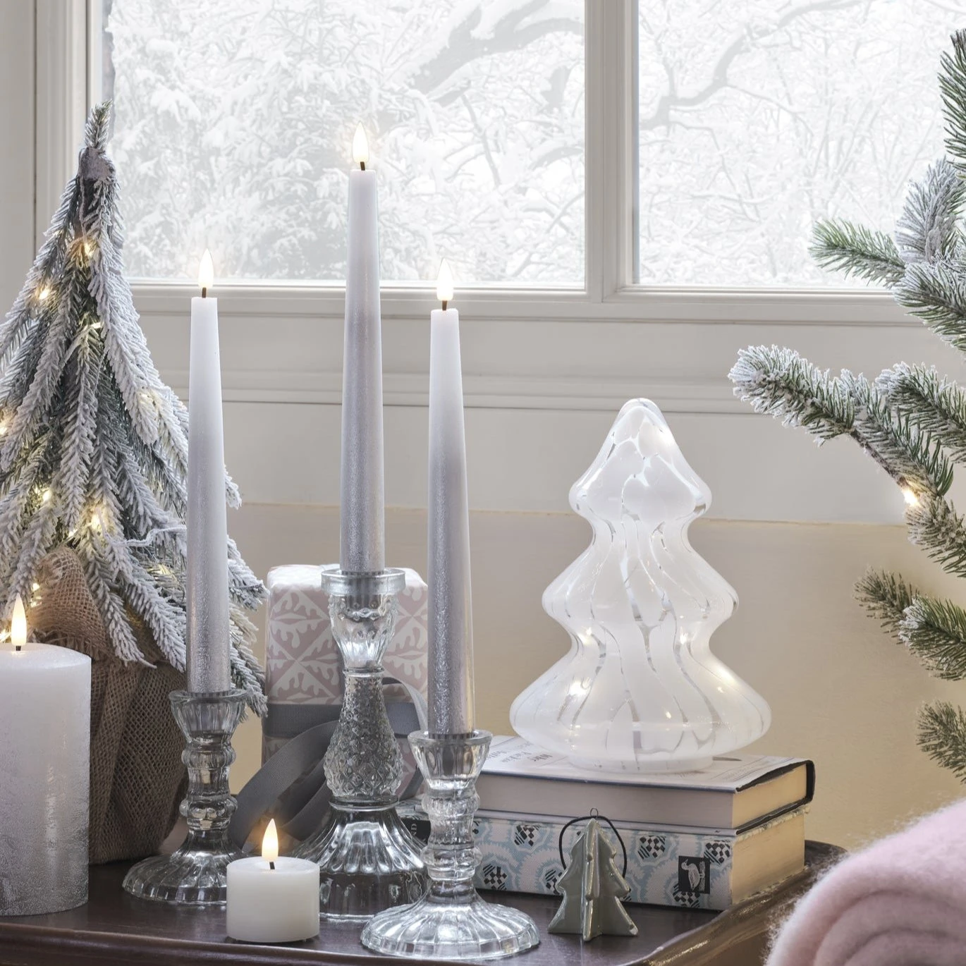 Lot De 4 Chandelles Ombrées Argentées TruGlow® Avec Télécommande 3 Lot De 4 Chandelles Ombrées Argentées TruGlow® Avec Télécommande – Image 3